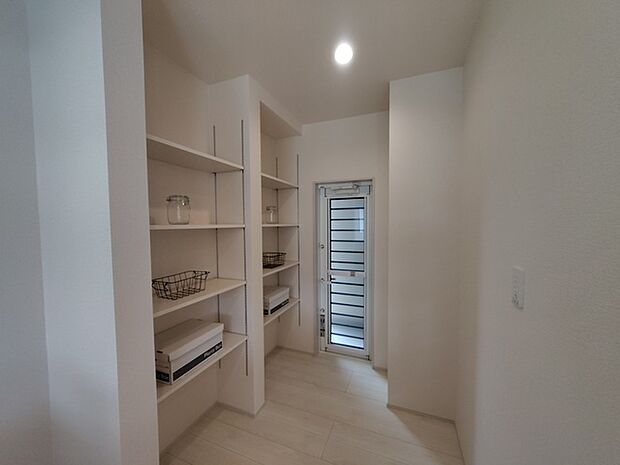 パントリー、建売住宅には貴重な勝手口付き