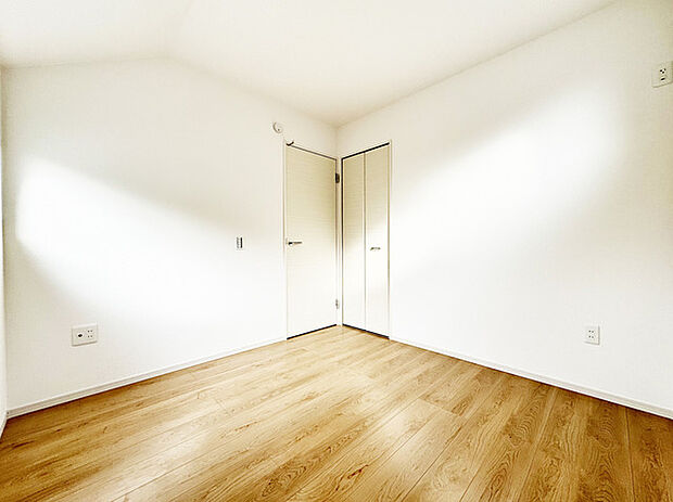 【洋室】自由度が高いので家具やレイアウトでお好みの空間を創り上げられます！