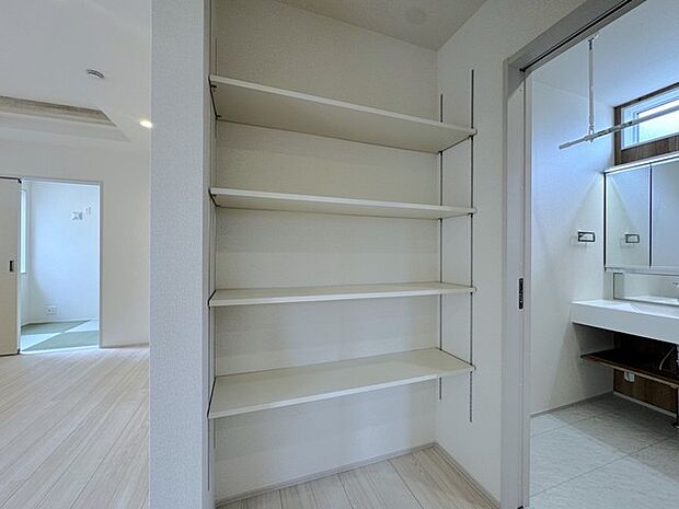 キッチン横可動棚