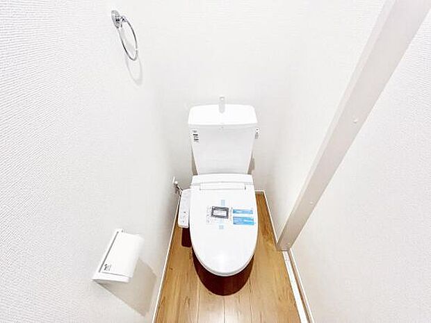 シャワー洗浄機能付のトイレは、清潔感が印象的な空間ですね。