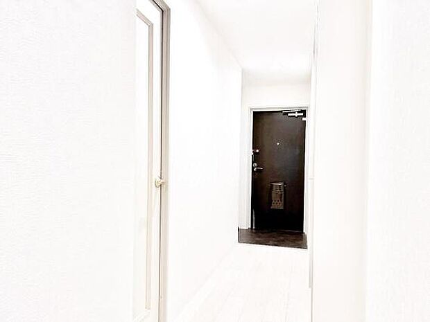 白を基調とした玄関です。
