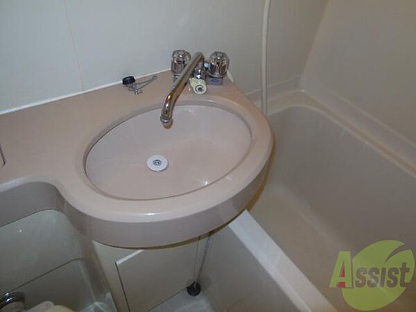 画像15:お風呂と一体化の洗面台、シャワーと歯磨き一緒にできます