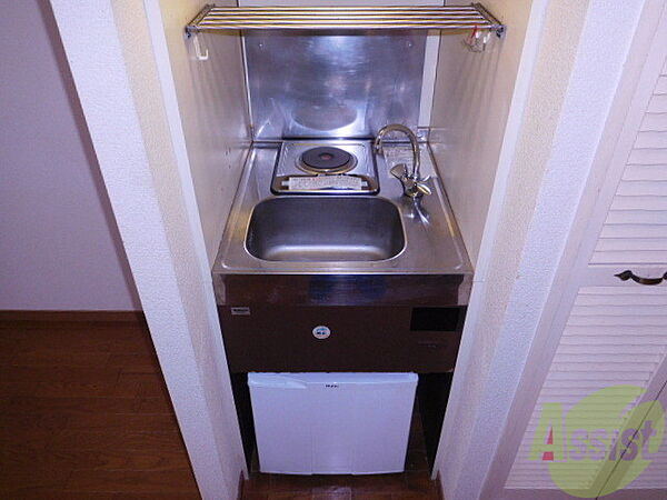 画像5:電気コンロのキッチン。あ、ミニ冷蔵庫がついてますよ