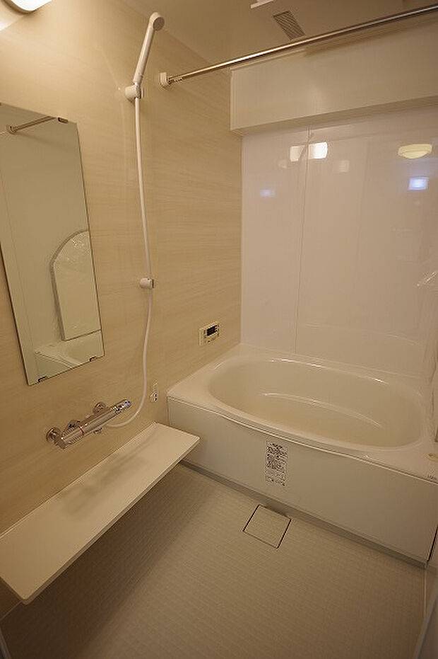 白を基調とした清潔感あふれる浴室です。