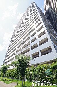 外観：2013年建築のマンションです！周辺にはコンビニ・スーパー・ドラッグストア等あり、利便性◎