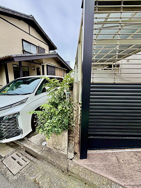 （西側隣地境界付近）現地では敷地形状や隣地との位置関係もご確認いただけます。