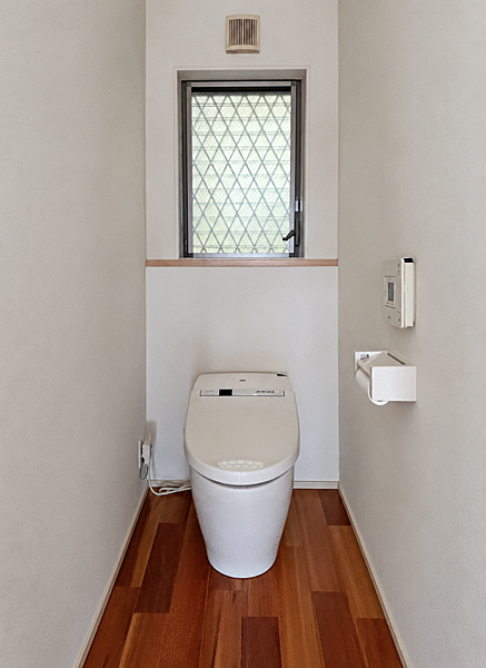 1階・2階それぞれにトイレを設置し、ご家族の多いご家庭や来客時にも便利な設計。温かみのある木目調の床材と清潔感のある白を基調とした空間に、すっきりとしたデザインの温水洗浄便座を採用。