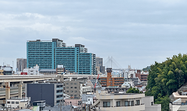 （眺望）横浜ベイブリッジを望む、開放感あふれる眺望。横浜の街並みの向こうには、港町のシンボルである美しい橋の姿が広がります。