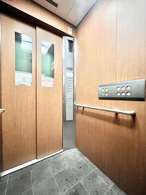 【エレベーター内部】高級感のあるウッド調のエレベーター内部は高級感を演出します。