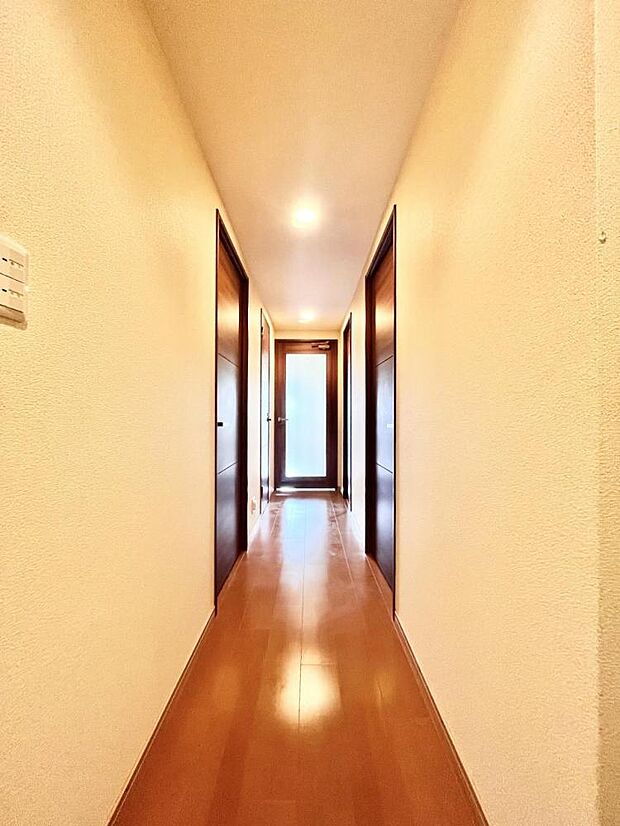 【リフォーム済】廊下は、天井・壁のクロスを張替え、床は防音効果のある遮音フロアを張替えました。