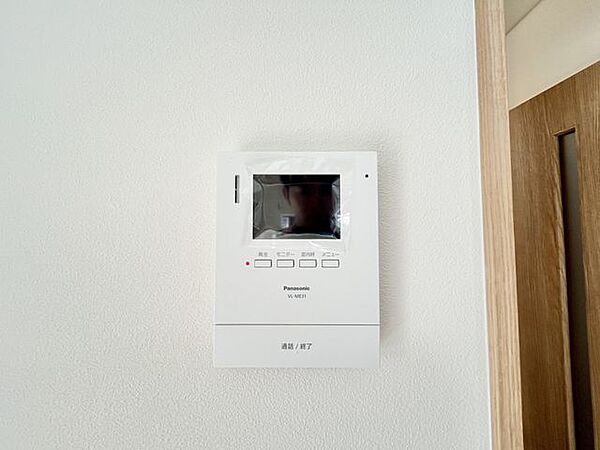 【リフォーム済】【設備】モニター付きインターホンが設置されています。急な来客時もお客様の顔が確認できるので防犯面でも安心ですね。
