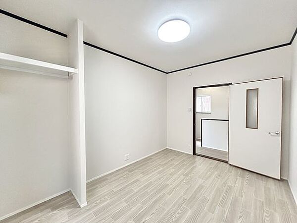 【リフォーム済】【2階洋室】床フローリング、天井・壁クロス仕上げにいたしました。