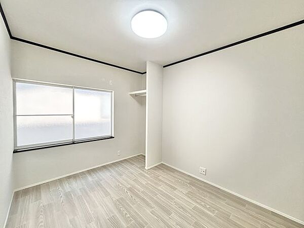 【リフォーム済】【2階洋室】床フローリング、天井・壁クロス仕上げにいたしました。