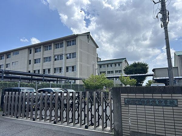 広陵町立広陵中学校まで徒歩20分。 1550m