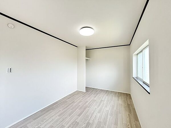 【リフォーム済】【2階洋室】床フローリング、天井・壁クロス仕上げにいたしました。