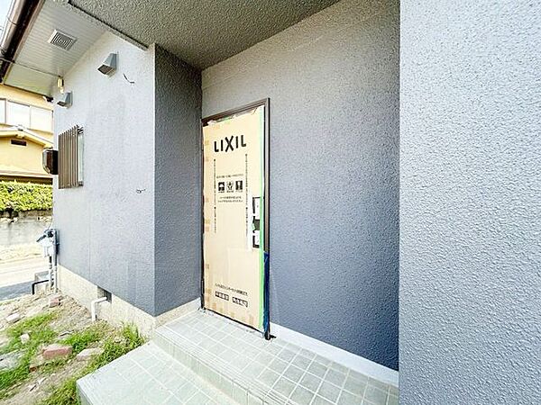 【RF中】新品の玄関ドアを採用し、防犯面にも配慮しています。