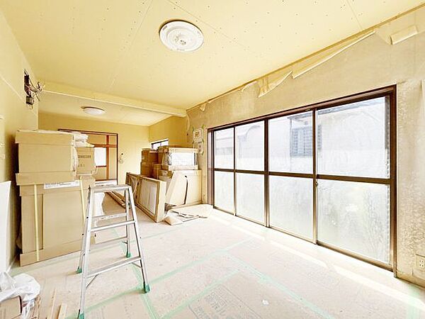 【RF中】旧和室をリビングとしてリフォーム。ご家族が集まりやすい明るい空間です。