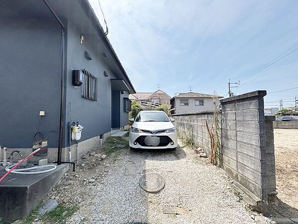 【RF中】ご夫婦それぞれのお車も駐車できる、縦列2台分の駐車スペースです。