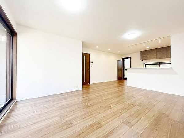 大きな開口部を採用しているため、室内に心地良い風と光を取り込むことができます。