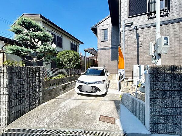 お車1台分のスペースを確保しており、日常のお出かけにも便利です。近隣には、月額の駐車場もあります。