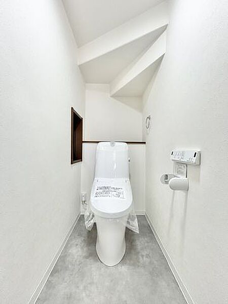 【トイレ】【リフォーム済】積水ハウス施工、並列2台停めることのできるリフォーム済み物件です。