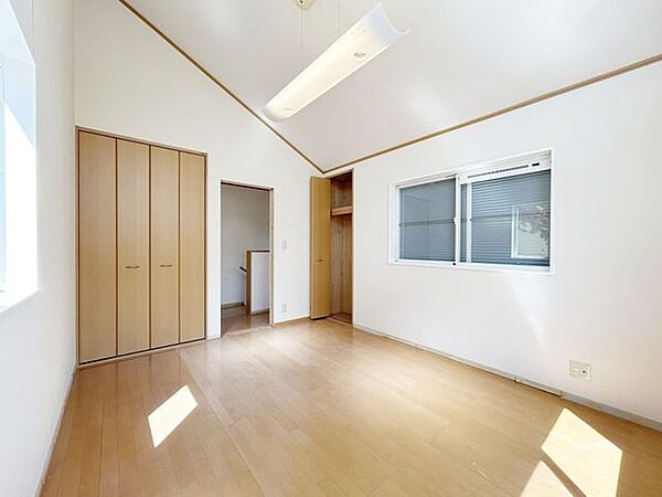 【内外装リフォーム完成済み】洋室が多いと使い勝手がよく、嬉しいですね。6帖以上あるので、ダブルベッドを置いても広々とお使いいただける広さです。