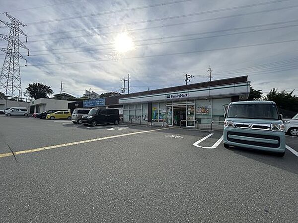 徒歩3分。「ファミリーマート香芝高山台店」まで徒歩約3分（200ｍ） 240m