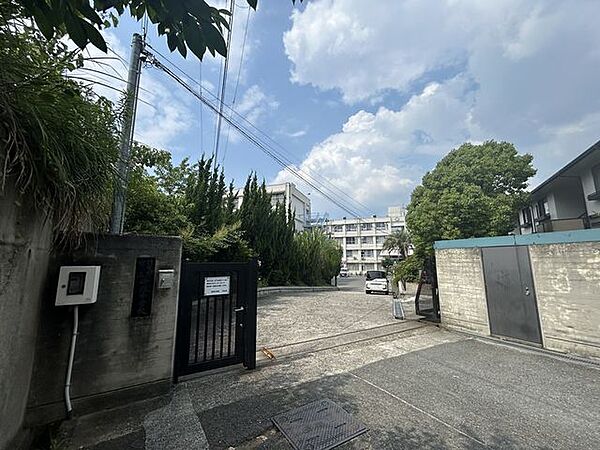 羽曳野市立峰塚中学校まで徒歩18分。 1370m