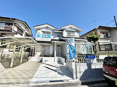 外観:【内外装リフォーム完成済み】約17帖のLDKです。窓からの陽光が心地よいので、家族団欒にぴったりの空間です。クロス貼り、フローリング重ね張り、LED照明交換、ダウンライト設置、他。 外観:【内外装リフォーム完成済み】約17帖のLDKです。窓からの陽光が心地よいので、家族団欒にぴったりの空間です。クロス貼り、フローリング重ね張り、LED照明交換、ダウンライト設置、他。
