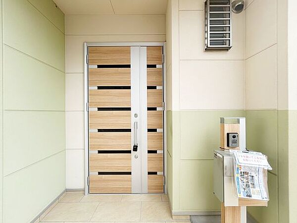 木目調の玄関ドアが印象的な玄関です。温かみのあるデザインで、ご家族や来客を気持ちよくお迎えいただけます。