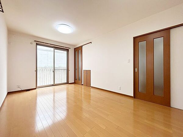 家族が自然と集まる、明るく開放感のあるリビングです。