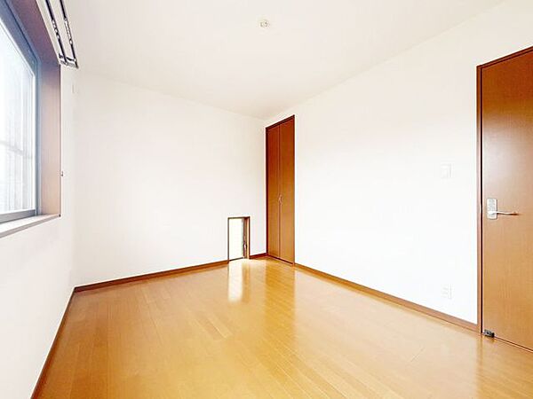 お子様のお部屋におすすめの洋室です。学習机やベッドを配置しやすく、成長に合わせて長くお使いいただけます。