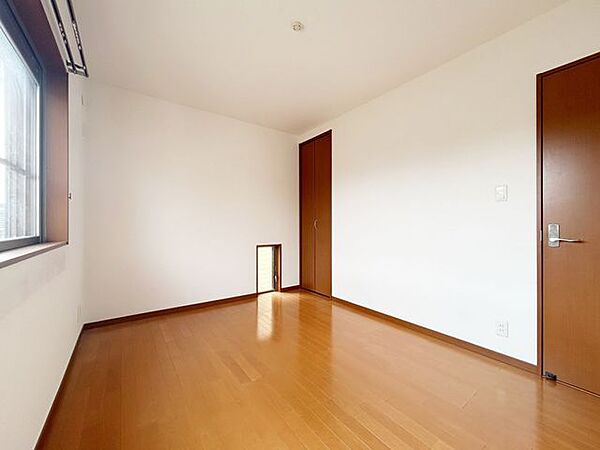 お子様のお部屋におすすめの洋室です。学習机やベッドを配置しやすく、成長に合わせて長くお使いいただけます。