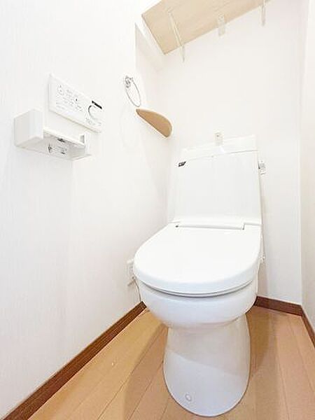 温水洗浄便座付きの高機能トイレです。毎日快適にお使いいただける設備を備えています。
