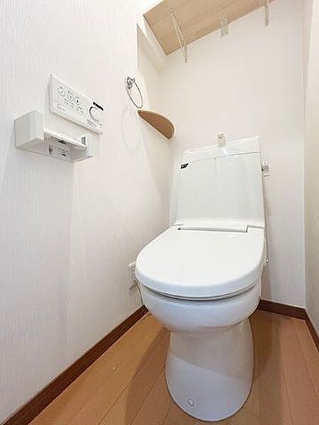 温水洗浄便座付きの高機能トイレです。毎日快適にお使いいただける設備を備えています。