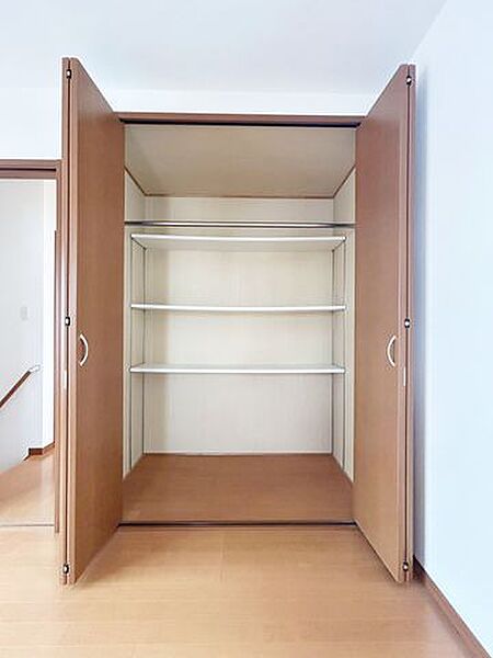 主寝室におすすめの洋室です。落ち着いた雰囲気があり、一日の疲れをゆっくりと癒していただけます。