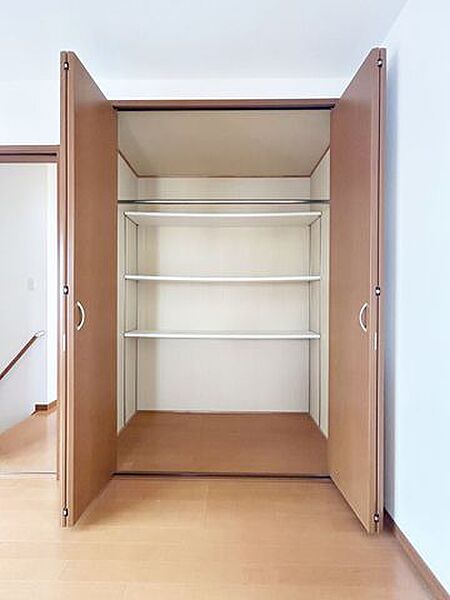 主寝室におすすめの洋室です。落ち着いた雰囲気があり、一日の疲れをゆっくりと癒していただけます。