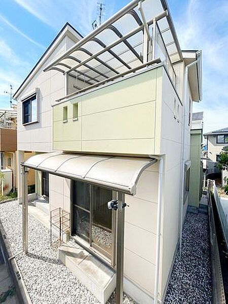 前面道路と駐車スペースの写真です。お車の出入りのしやすさや周辺環境を現地でご確認いただけます。