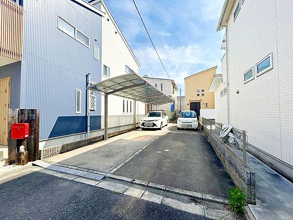 来るまでの道幅はコンパクトですが、敷地前にゆとりがあるため駐車しやすい配置です。ぜひ現地でご確認ください。