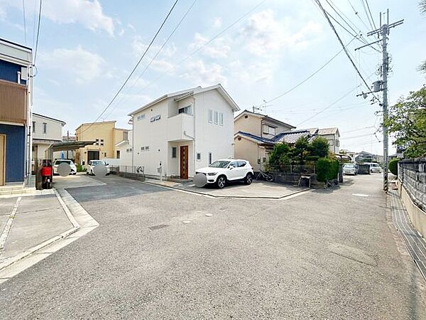 来るまでの道幅はコンパクトですが、敷地前にゆとりがあるため駐車しやすい配置です。ぜひ現地でご確認ください。