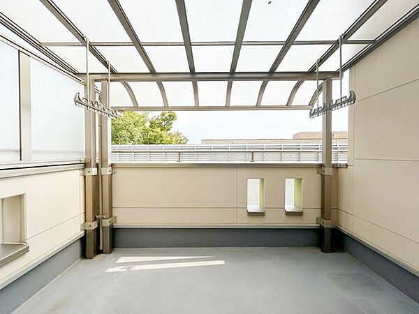 広々とした屋根付きベランダです。洗濯物やお布団もたっぷり干すことができ、急な雨にも対応しやすい便利な空間です。