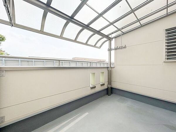 広々とした屋根付きベランダです。洗濯物やお布団もたっぷり干すことができ、急な雨にも対応しやすい便利な空間です。