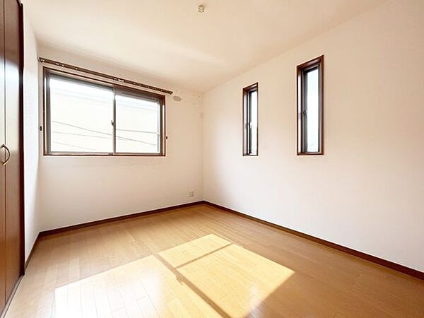 3つの窓を備えた洋室です。採光と通風に優れており、明るく開放感のある空間となっています。