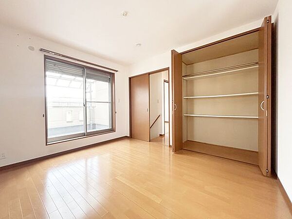 ご兄弟のお部屋としても利用しやすい洋室です。