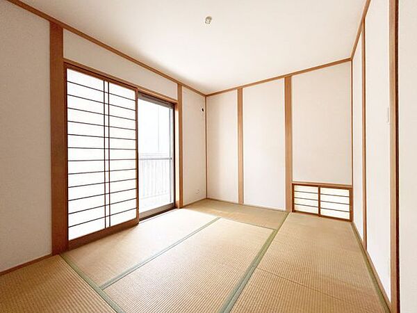 客間やお子様の遊び場として活用できる使い勝手の良い和室です。