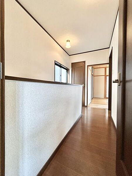 【現在リフォーム中】【2階廊下】現況販売につき、間取り・内装・設備までご自身の好みにリフォーム可能。「必要なところだけ直したい」方にもおすすめです。