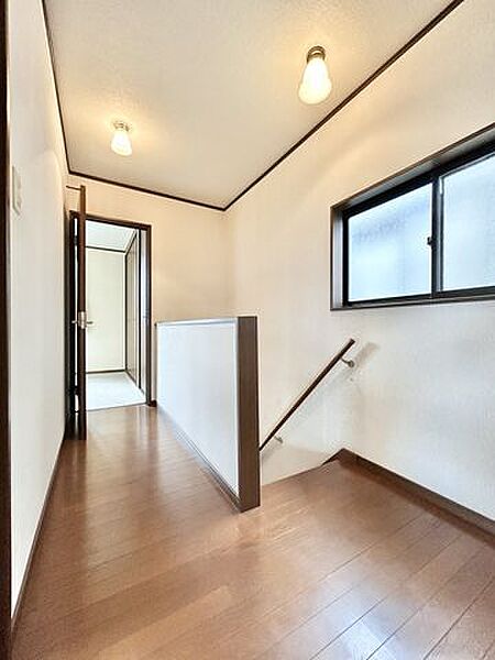 【現在リフォーム中】【2階廊下】現況販売につき、間取り・内装・設備までご自身の好みにリフォーム可能。「必要なところだけ直したい」方にもおすすめです。