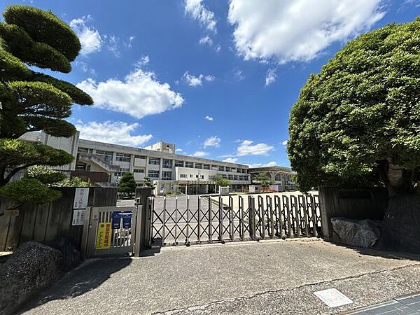 上牧町立上牧第二小学校 徒歩12分。 900m