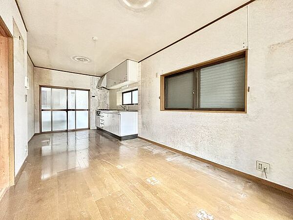【内外装リフォーム中8/27更新】約10帖のLDKです。窓からの陽光が心地よいので、家族団欒にぴったりの空間です。クロス貼り、フローリング重ね張り、LED照明交換、ダウンライト設置、他。