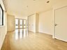 洋室：【現況販売中】朝の陽ざしとともに気持ちよく一日をスタートできそうなお部屋です。
